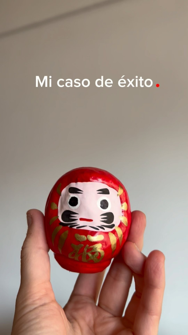 Hace un poco más de un año, al volver de nuestro viaje por Japón, pinté el primer ojo de mi Daruma. 👁️Para quienes no lo sepan, los Darumas son piezas aparentemente decorativas que están basadas en Bodhidharma, el fundador del Budismo Zen. Digo ‘aparentemente’ porque, si bien tienen una estética atractiva, guardan un significado profundo. Los Darumas vienen con los ojos pintados de blanco, sin pupilas. La tradición dice que al recibir o adquirir uno, debes establecer un objetivo y pintar una de las pupilas. Luego, colocarlo en algún lugar visible como recordatorio constante de cumplir ese objetivo. Lógicamente, una vez alcanzado ese propósito, esa meta significativa para nosotros, recién ahí es cuando pintaremos el ojo que falta.
En consecuencia, los Darumas son un símbolo poderoso de perseverancia 💪🏼.
 
Ayer pinté el segundo ojo de mi Daruma. 
Mi objetivo era cambiar de trabajo. Fue muy duro el proceso: dejar el anterior y abrirme camino en una nueva dirección. ¡Pero lo logré! 💫✨

Daruma Budismo Zen Japón Japan objetivos Asia Osaka