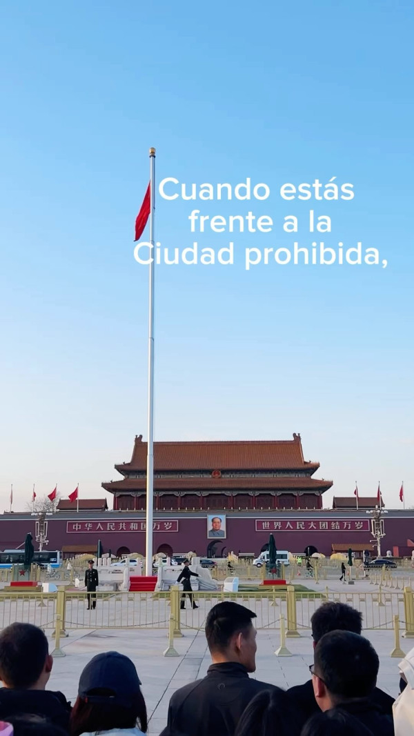 ¿Vas a Beijing?📣¡Que no te pase esto!
Las entradas para la famosa Ciudad Prohibida se venden ÚNICAMENTE de manera online y la venta abre 7 días antes del día que quieras ir. 

Por ejemplo: si tu intención es visitarla el 8 de junio, tenés que ingresar a la web oficial el 1 de julio. 
Se venden 80 mil entradas por día y ¡SE AGOTAN! 

No hay otra manera. No gastes tus energías y tu tiempo llorando a los guardias o a la empleada de las boleterías, no te dejarán pasar… te lo digo por experiencia 🥲🤣

Para que sea más seguro que adquieras estos tickets, también podes contratar una agencia China que los compre por vos. Por ejemplo chinahighlights 

La web oficial para adquirir los tickets es
https://bookingticket.dpm.org.cn/es

China beijing ciudadprohibida pekin china🇨🇳 viajar tipsdeviaje 

¿Te pasó alguna vez de quedarte afuera por no conseguir entradas en algún viaje? 😭😭😭