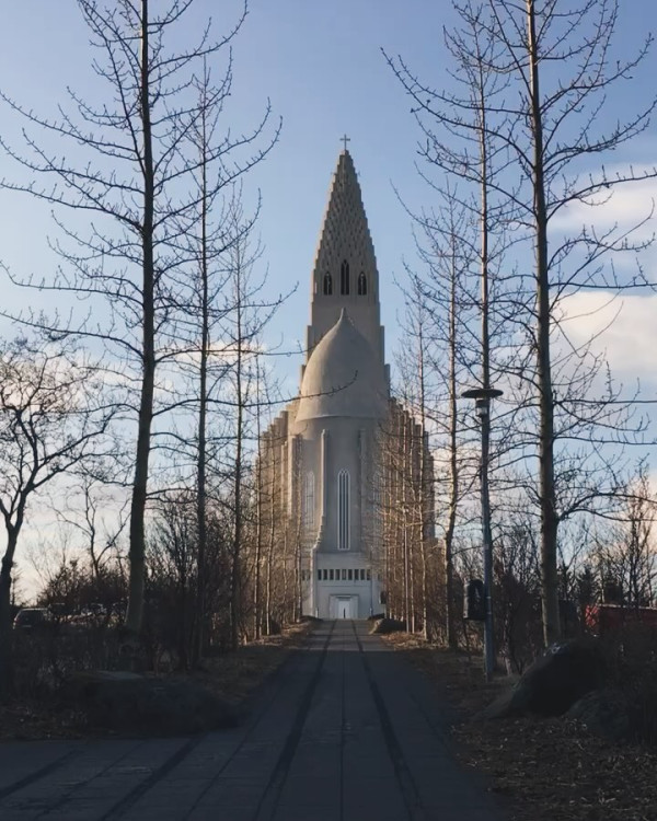 ¿O no que parece salida de una película de ciencia ficción? 🤩Esta es la Catedral de Reikiavik, o como le llaman los locales: Hallgrímskirkja. 
Esta imponente iglesia luterana se alza sobre el horizonte de la capital de Islandia con su distintiva forma de aguja. Desde lo alto, ofrece una panorámica espectacular de Reikiavik que te hará sentir en la cima del mundo. No se trata solo de un símbolo religioso, sino una parada obligatoria para disfrutar del ícono de la ciudad. ¡No te la pierdas en tu próximo viaje!

Islandia Reikiavik Reykjavík iceland icelandtrip lugares viajes exotico viajar amoviajar